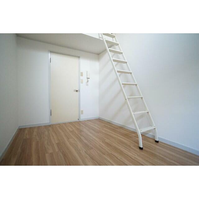 白を基調とした室内でお部屋を明るく演出してくれます！