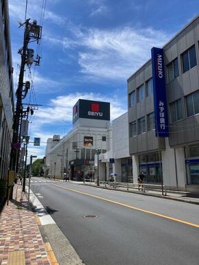 みずほ銀行日野支店　他三井住友銀行がイオンモール内にあります。