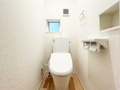 トイレには小棚があり、トイレットペーパーの予備などをスッキリ収納できます。