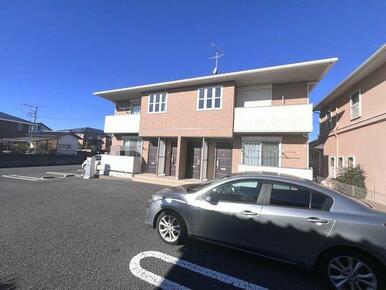 建物前が駐車場のため陽当たりが良い物件です。