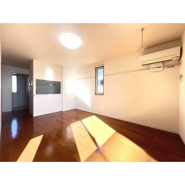 角部屋の為、窓の多いお部屋となっております。