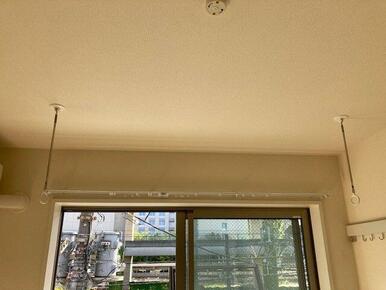 【室内設備】室内で洗濯物を干すことも可能でございます♪