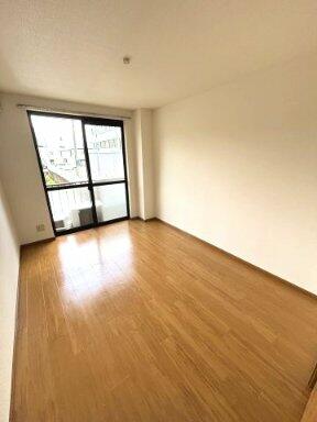 光が入るだけで、部屋は広く感じる。