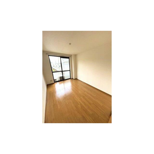 光が入るだけで、部屋は広く感じる。