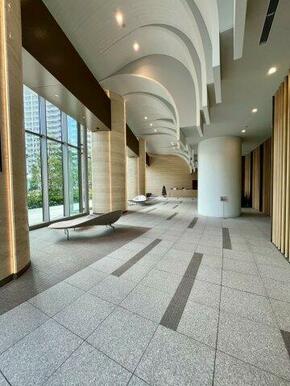 ２４時間有人管理の広々としたロビーになります。