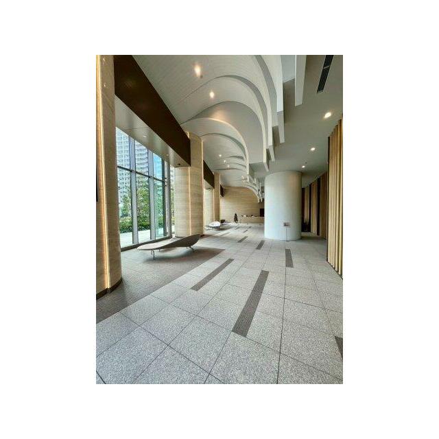 ２４時間有人管理の広々としたロビーになります。