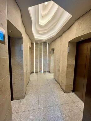 居住者向けエレベーターは低層用・高層用の２バンクに分かれております。