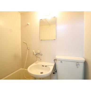 支度にうれしい鏡つきの洗面台です