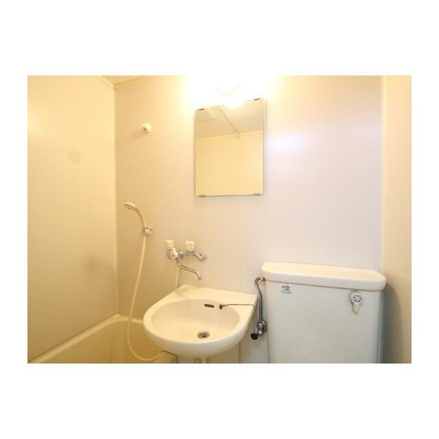 支度にうれしい鏡つきの洗面台です