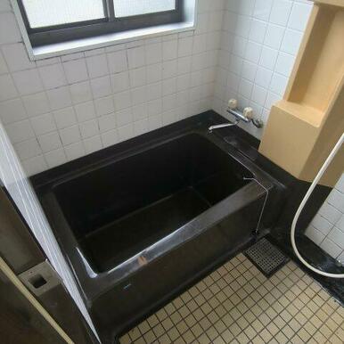 窓付きで明るく、換気もしやすい浴室！