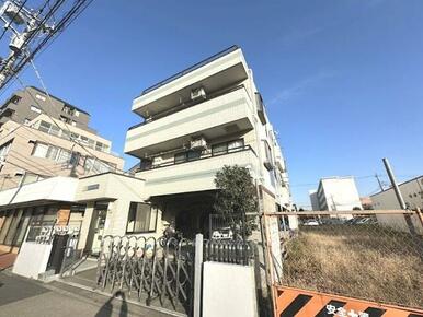 コンビニ・ドラッグストアまで徒歩１分の好立地
