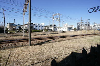 お部屋の前は小田急江ノ島線の線路が通っています
