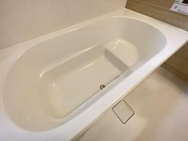 浴槽内はベンチ付きなので半身浴や親子一緒に入浴が楽しめます♪