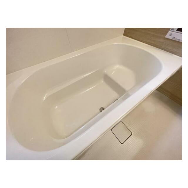 浴槽内はベンチ付きなので半身浴や親子一緒に入浴が楽しめます♪