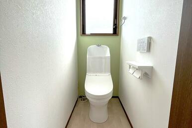 温水洗浄便座・節水機能付きです！白を基調とした清潔感のあるトイレとなります！