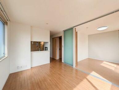 １１．３帖のリビングです。対面キッチン間取りのお部屋です。