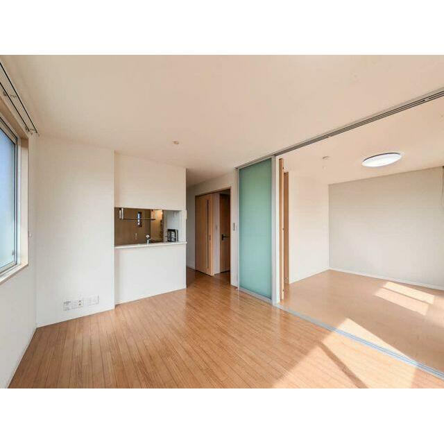 １１．３帖のリビングです。対面キッチン間取りのお部屋です。