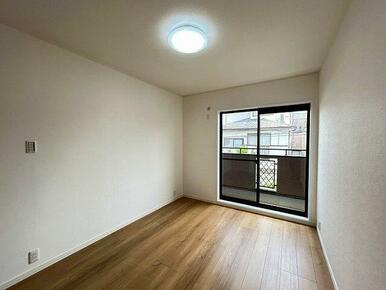「２階中洋室」約６帖、南向きバルコニー付き