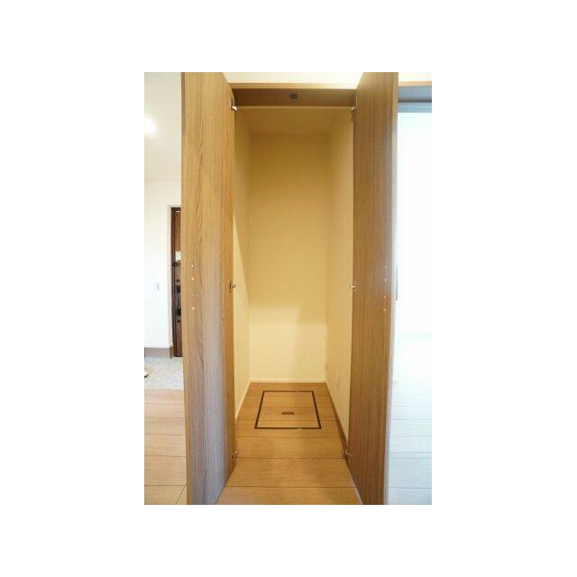 玄関収納はトイレ、洗面所、浴室にも近いため備品類を収納するのに便利です♪※類似物件の参考画像です。