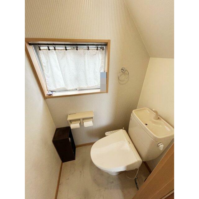 トイレには窓があり、湿気やにおいがこもらず快適です