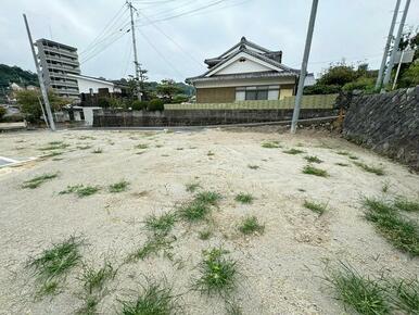 南側道路より３番目の区画となります。