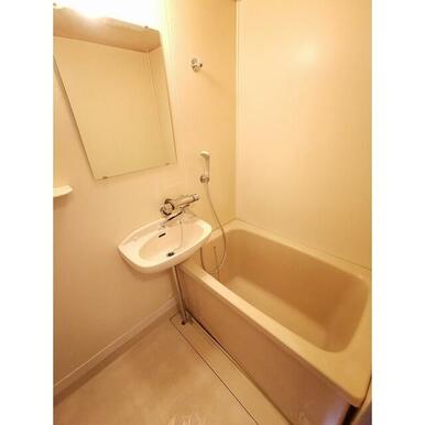 お風呂と洗面器が一緒になっています