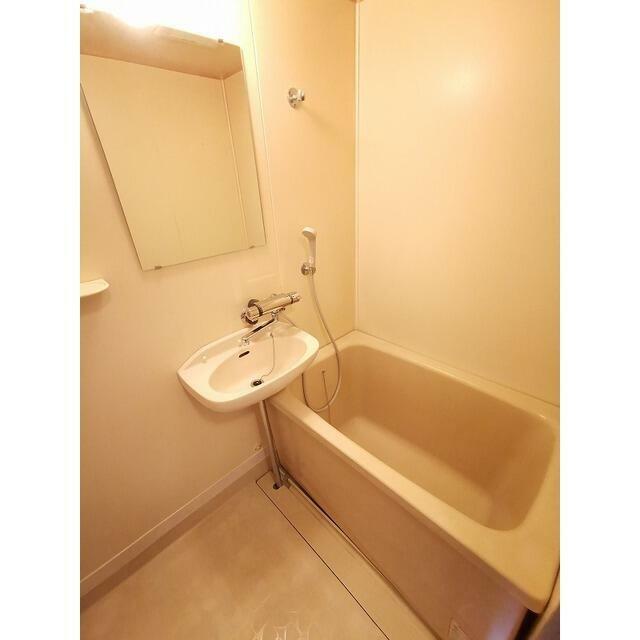 お風呂と洗面器が一緒になっています