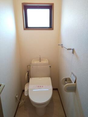換気・採光にも便利な小窓付のトイレ