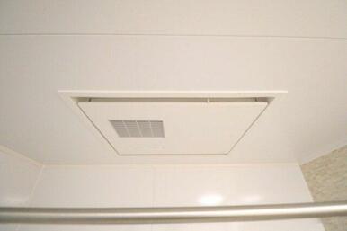 【風呂】浴室暖房乾燥機がバスルーム内を喚起して、カビの発生を抑制します。乾燥機能で雨の日に洗濯物