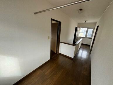 ２階廊下にホールあります。