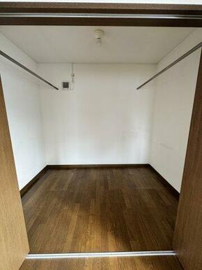 広々ウォークインクローゼット。