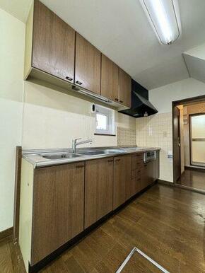 吊戸棚もあり、背面にカップボードも置けます。