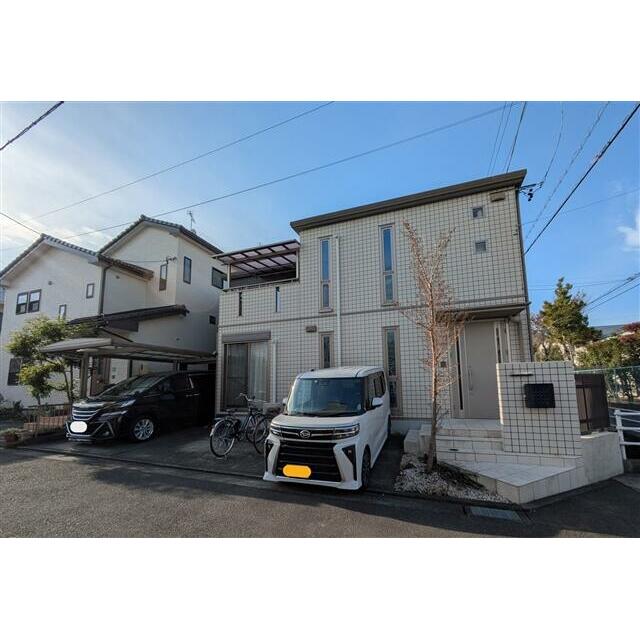 前面道路は位置指定道路です。持分4分の1あり。