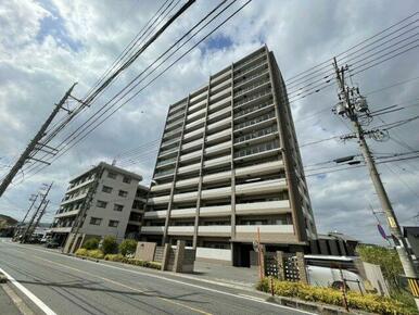 スタイリッシュで存在感のある外観デザインが印象的なマンション。徒歩圏内にスーパーや小学校、医療施設