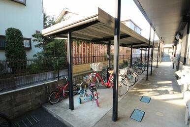 入居者専用駐輪場は屋根付きです