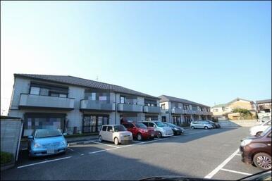 この物件はABC棟があり、隣接して建っています！駐車場も敷地内にございます☆