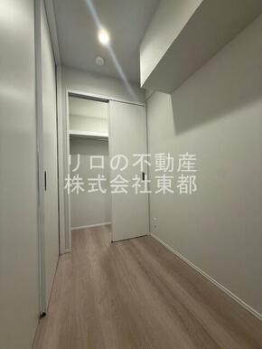 落ち着いた雰囲気で寝室向きのお部屋です♪