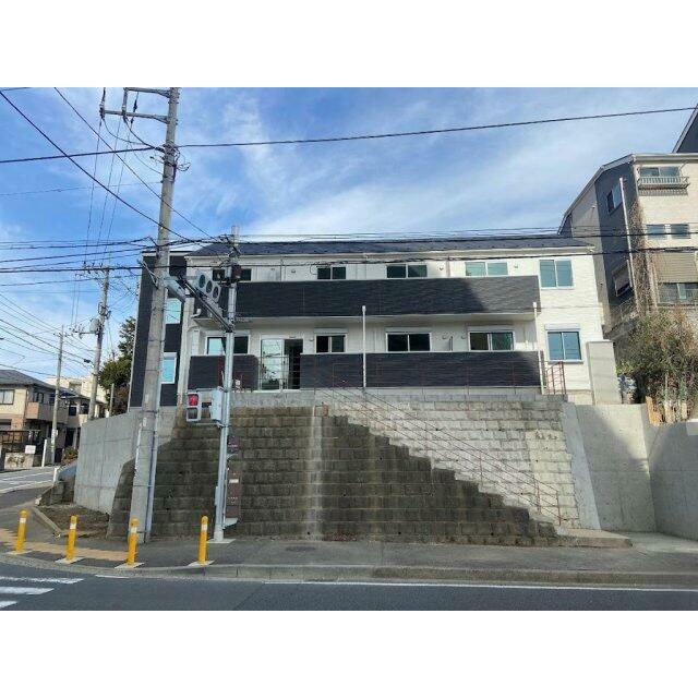 濃紺×白のシンプルな外観