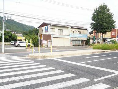 目立つ立地で宣伝効果！歩道付き３３ｍ幅の市道沿いでサンリブからの道路とのＴ字路交差点横にあります