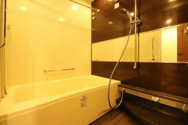 【浴室】カラリ床やくるりんポイ排水口など、見た目の美しさのみならず機能美も兼ね揃えたバスルームです。