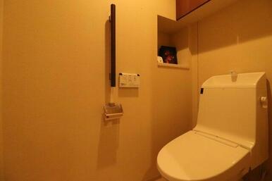 【トイレ】吊戸棚収納や手すりがついた、利用者に優しいデザイン。お洒落なニッチ収納も！