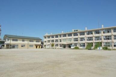 簗瀬小学校　907ｍ/徒歩12分、車3分