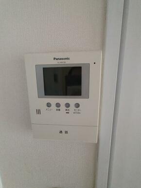 来訪者を確認できるモニターホンです♪