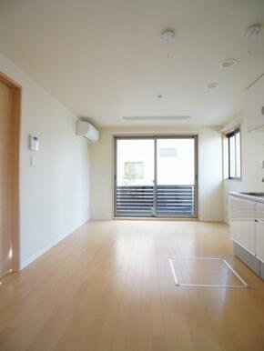 ６．４帖のＤＫです。角部屋ですので横にも窓が有りお得です♪ホスクリーン（室内物干し）も有ります♪