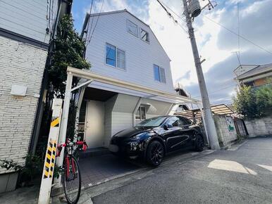 駐車場には屋根もついており、雨の日でも濡れることなく室内に入ることができます。