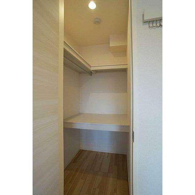 大きな荷物が収納できて便利なウォークインクローゼット。ハンガーパイプ付きで、コートなど丈の長い服を…