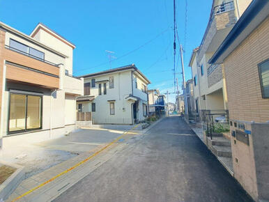 前面道路は車通りが多くないので、お車の出し入れもラクラクです♪