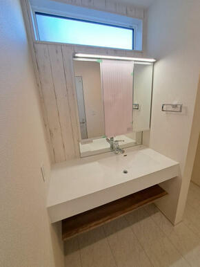 3面鏡仕様の洗面台です！鏡の裏には、歯ブラシ等を収納できるスペースがございます！！
