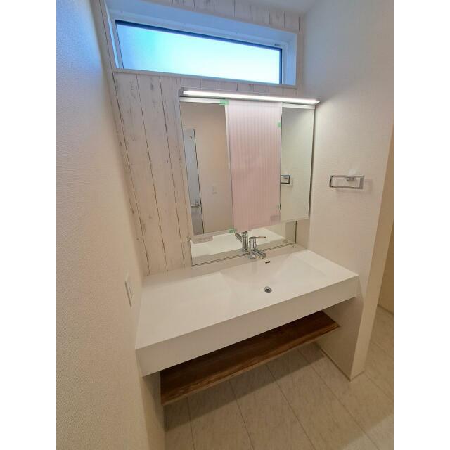 3面鏡仕様の洗面台です！鏡の裏には、歯ブラシ等を収納できるスペースがございます！！