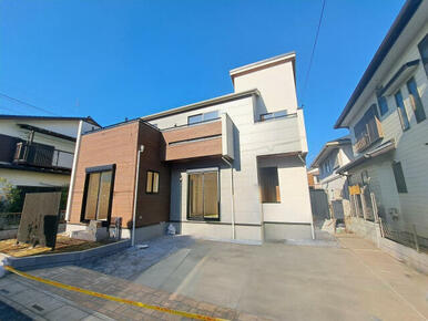 駐車スペースも十分に確保しており、リビングの窓から大きな荷物をそのまま入れることも出来ます！